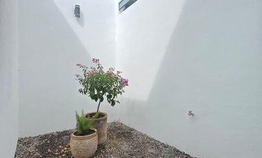 CASA EN VENTA 1 PLANTA, 2 RECÁMARAS, 2 BAÑOS, COCHERA PARA 2 AUTOS.