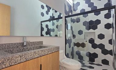 CASA EN VENTA 1 PLANTA, 2 RECÁMARAS, 2 BAÑOS, COCHERA PARA 2 AUTOS.