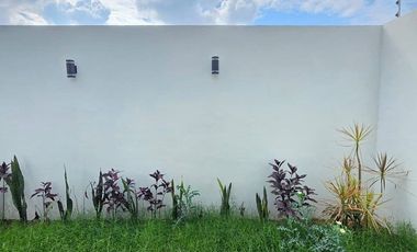 CASA EN VENTA, 1 PLANTA, 2 RECÁMARAS, 2 BAÑOS, COCHERA PARA 2 AUTOS