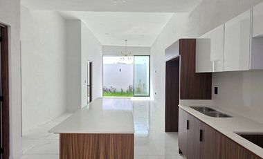 CASA EN VENTA, 1 PLANTA, 2 RECÁMARAS, 2 BAÑOS, COCHERA PARA 2 AUTOS