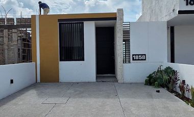 CASA EN VENTA, 1 PLANTA, 2 RECÁMARAS, 2 BAÑOS, COCHERA PARA 2 AUTOS