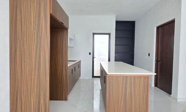 CASA EN VENTA, 1 PLANTA, 2 RECÁMARAS, 2 BAÑOS, COCHERA PARA 2 AUTOS