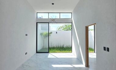 CASA EN VENTA DE 1 PLANTA, 2 RECÁMARAS, 2 BAÑOS, COCHERA PARA 2 AUTOS.