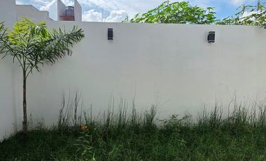 CASA EN VENTA DE 1 PLANTA, 2 RECÁMARAS, 2 BAÑOS, COCHERA PARA 2 AUTOS.