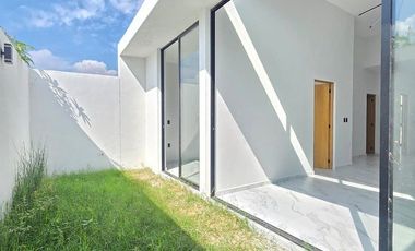 CASA EN VENTA DE 1 PLANTA, 2 RECÁMARAS, 2 BAÑOS, COCHERA PARA 2 AUTOS.
