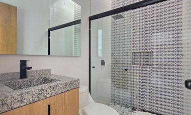 CASA EN VENTA DE 1 PLANTA, 2 RECÁMARAS, 2 BAÑOS, COCHERA PARA 2 AUTOS.