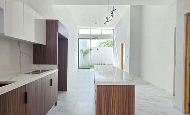 CASA EN VENTA DE 1 PLANTA, 2 RECÁMARAS, 2 BAÑOS, COCHERA PARA 2 AUTOS.