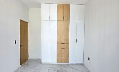 CASA EN VENTA DE 1 PLANTA, 2 RECÁMARAS, 2 BAÑOS, COCHERA PARA 2 AUTOS.