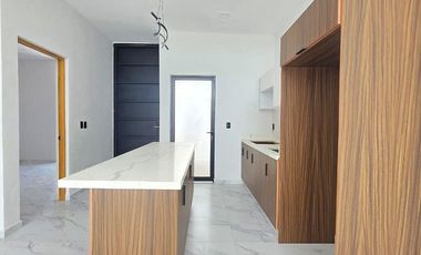 CASA EN VENTA DE 1 PLANTA, 2 RECÁMARAS, 2 BAÑOS, COCHERA PARA 2 AUTOS.