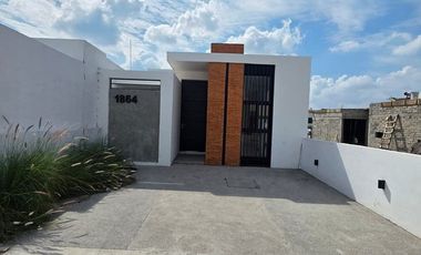 CASA EN VENTA DE 1 PLANTA, 2 RECÁMARAS, 2 BAÑOS, COCHERA PARA 2 AUTOS.