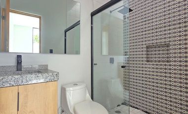 CASA EN VENTA DE 1 PLANTA, 2 RECÁMARAS, 2 BAÑOS, COCHERA PARA 2 AUTOS.