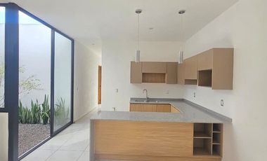 CASA EN VENTA 1 PLANTA, 3 RECÁMARAS, 2 BAÑOS, COCHERA PARA 1 AUTO.