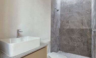 CASA EN VENTA 1 PLANTA, 3 RECÁMARAS, 2 BAÑOS, COCHERA PARA 1 AUTO.