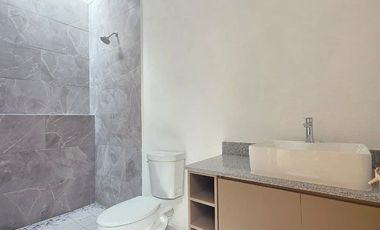 CASA EN VENTA 1 PLANTA, 3 RECÁMARAS, 2 BAÑOS, COCHERA PARA 1 AUTO.