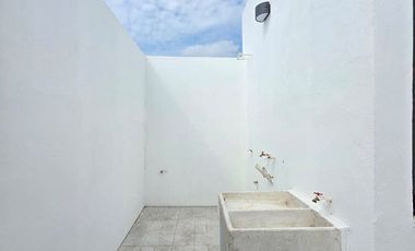 CASA EN VENTA 1 PLANTA, 3 RECÁMARAS, 2 BAÑOS, COCHERA PARA 1 AUTO.
