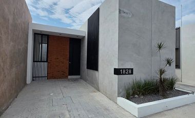 CASA EN VENTA 1 PLANTA, 3 RECÁMARAS, 2 BAÑOS, COCHERA PARA 1 AUTO.