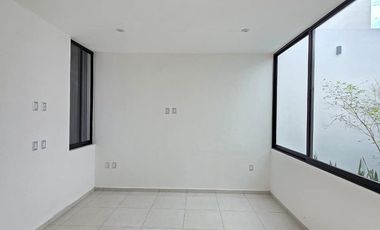 CASA EN VENTA 1 PLANTA, 3 RECÁMARAS, 2 BAÑOS, COCHERA PARA 1 AUTO.