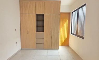 CASA EN VENTA 1 PLANTA, 3 RECÁMARAS, 2 BAÑOS, COCHERA PARA 1 AUTO.