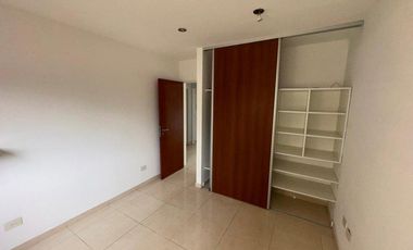 DEPARTAMENTO de 2 AMBIENTES CON COCHERA CUBIERTA.-