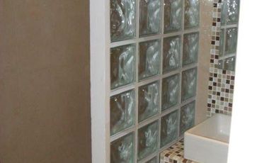 DEPARTAMENTO de 2 AMBIENTES CON COCHERA CUBIERTA.-