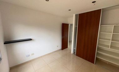DEPARTAMENTO de 2 AMBIENTES CON COCHERA CUBIERTA.-
