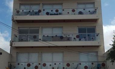 DEPARTAMENTO de 2 AMBIENTES CON COCHERA CUBIERTA.-