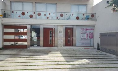 DEPARTAMENTO de 2 AMBIENTES CON COCHERA CUBIERTA.-