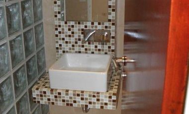 DEPARTAMENTO de 2 AMBIENTES CON COCHERA CUBIERTA.-