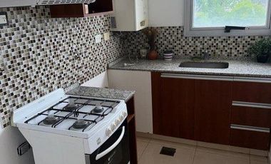 DEPARTAMENTO de 2 AMBIENTES CON COCHERA CUBIERTA.-