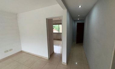 DEPARTAMENTO de 2 AMBIENTES CON COCHERA CUBIERTA.-
