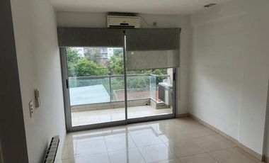 DEPARTAMENTO de 2 AMBIENTES CON COCHERA CUBIERTA.-