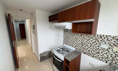 DEPARTAMENTO de 2 AMBIENTES CON COCHERA CUBIERTA.-