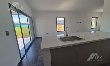 CASA 4 AMBIENTES A ESTRENAR EN BARRIO SAN PABLO, PILAR, VENTA  EN UNA SOLA PLANTA