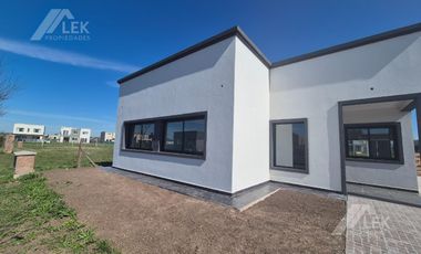 CASA 4 AMBIENTES A ESTRENAR EN BARRIO SAN PABLO, PILAR, VENTA  EN UNA SOLA PLANTA