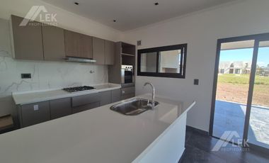 CASA 4 AMBIENTES A ESTRENAR EN BARRIO SAN PABLO, PILAR, VENTA  EN UNA SOLA PLANTA