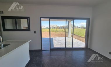 CASA 4 AMBIENTES A ESTRENAR EN BARRIO SAN PABLO, PILAR, VENTA  EN UNA SOLA PLANTA