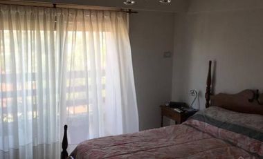 vende  Dpto. 3 amb en Remedios de Escalada con dependencias de servicio y 2 cocheras. Excelente estado