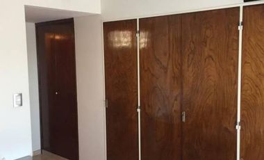 vende  Dpto. 3 amb en Remedios de Escalada con dependencias de servicio y 2 cocheras. Excelente estado