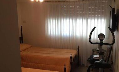 vende  Dpto. 3 amb en Remedios de Escalada con dependencias de servicio y 2 cocheras. Excelente estado