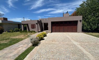Casa en venta country jockey club 3 dormitorios planta baja