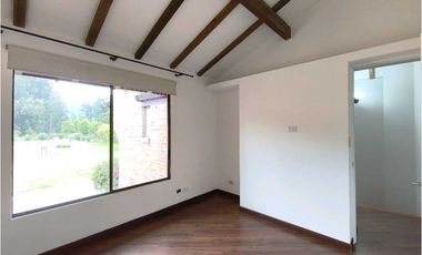 Casa de dos niveles en arriendo en Chía