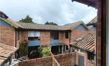 Casa de dos niveles en arriendo en Chía
