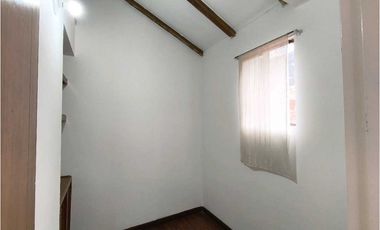 Casa de dos niveles en arriendo en Chía