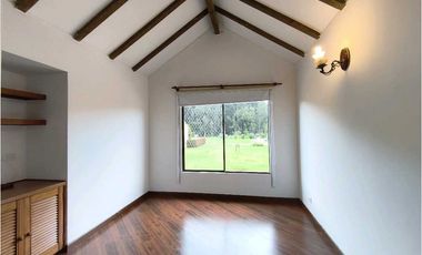 Casa de dos niveles en arriendo en Chía