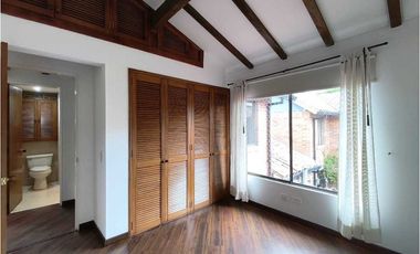 Casa de dos niveles en arriendo en Chía