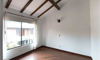 Casa de dos niveles en arriendo en Chía