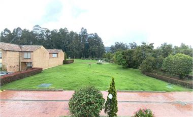 Casa de dos niveles en arriendo en Chía