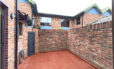 Casa de dos niveles en arriendo en Chía