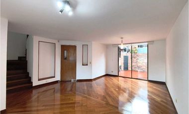 Casa de dos niveles en arriendo en Chía