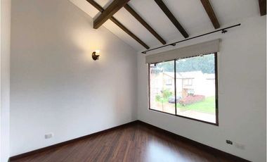 Casa de dos niveles en arriendo en Chía